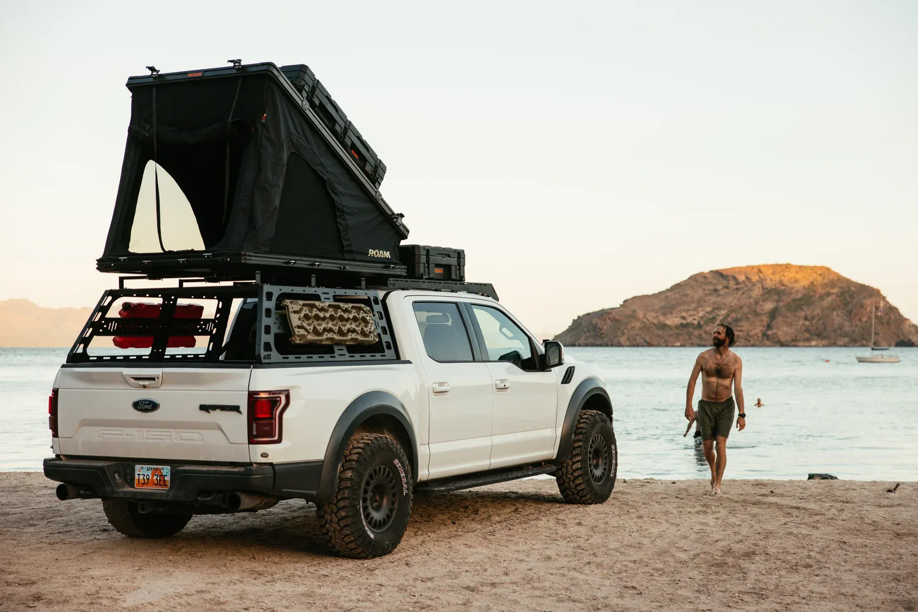 Roam Adventure The Desperado Hardshell Rooftop Tent